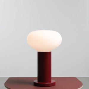 Mała bordowa lampka stołowa Flo Ruby 19 - mleczny szklany klosz