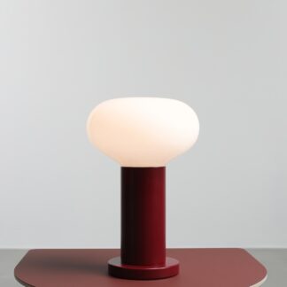 Mała bordowa lampka stołowa Flo Ruby 19 - mleczny szklany klosz