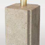 Zbliżenie na podstawę z trawertynu w lampie stołowej Orleans