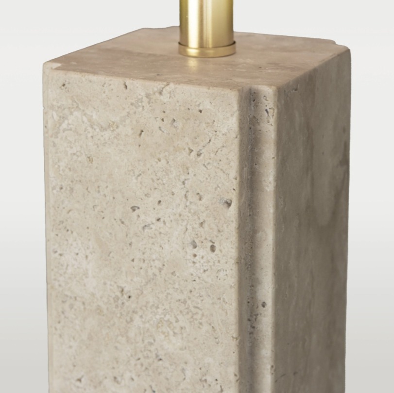 Zbliżenie na podstawę z trawertynu w lampie stołowej Orleans