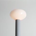 Szara lampa stojąca Flo Grey 26 - mleczny szklany klosz