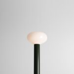 Zielona lampa podłogowa Flo Moss 26 do salonu - nowoczesna