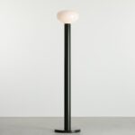 Zielona lampa podłogowa Flo Moss 26 - mleczny klosz