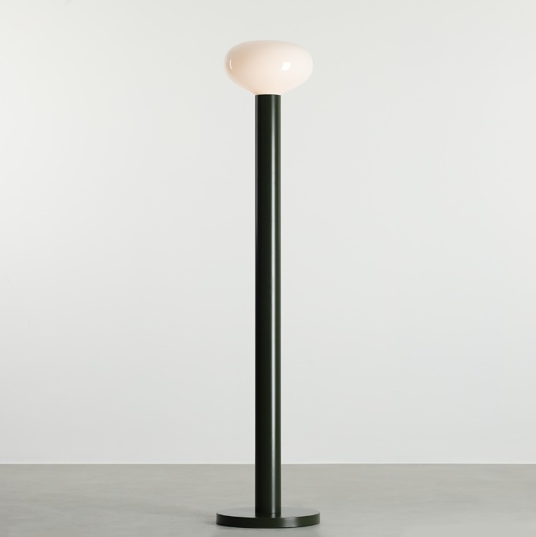 Zielona lampa podłogowa Flo Moss 26 - mleczny klosz