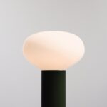 Zielona lampka stołowa Flo Moss 19 - mleczny szklany klosz