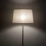 prosta elegancka lampa podlogowa z beżowym abazurem maja sabia