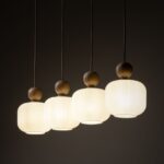 Beżowa listwa wisząca Ballo 4 nad wyspę kuchenną - sabia