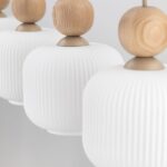 Beżowa listwa wisząca Ballo 4 nad wyspę kuchenną - szklane ryflowane klosze