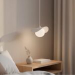 Biała lampa wisząca do sypialni Ritual - szklana kula z osłoną