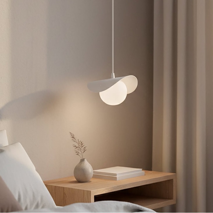 Biała lampa wisząca do sypialni Ritual - szklana kula z osłoną