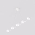 Biała lampa wisząca nad stół w kuchni Sinus - falista