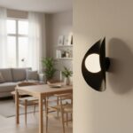 Czarny stylowy kinkiet Fiero - falisty klosz z kulą ze szkła