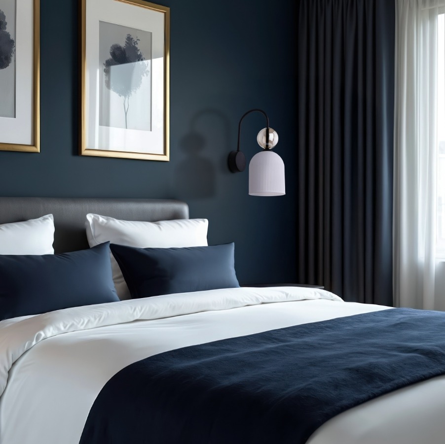 Elegancki kinkiet Sophia White do sypialni - biały ryflowany klosz