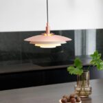 Miedziana lampa wisząca nad stół w salonie Bretagne - skandynawski design