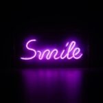 Różowy neon LED na ścianę Smile - do pokoju nastolatki