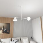 Asymetryczna biała lampa sufitowa Hermes 2 do salonu - metal i szkło