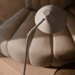 Beżowa lampa podłogowa Darci regulowany klosz do czytania