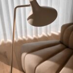 Beżowa lampa podłogowa Darci z regulowanym kloszem - nad fotel