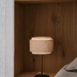 Beżowa lampa stołowa Takai do sypialni na szafkę nocną - abażur z lnu