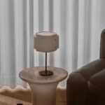 Beżowa lampa stołowa Takai - lniany abażur - na stolik