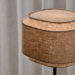 Beżowa lampa stołowa Takai - lniany podwójny abażur