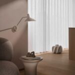 Beżowy kinkiet ścienny Darci do czytania w salonie - regulowany klosz