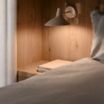 Beżowy metalowy kinkiet Darci z krótkim regulowanym ramieniem