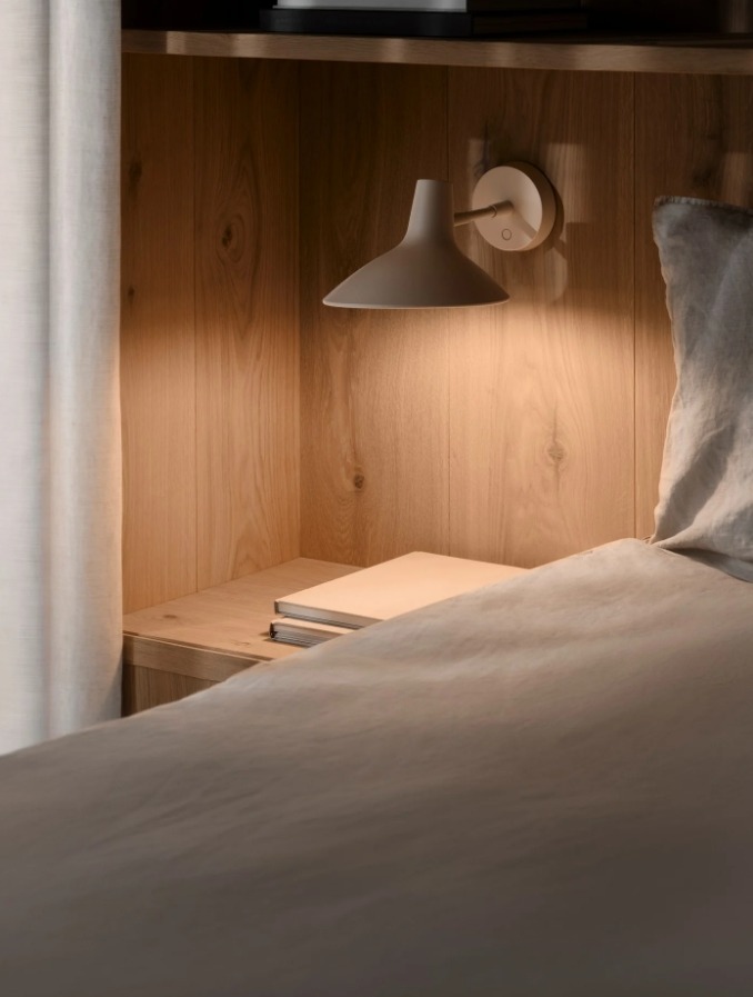 Beżowy metalowy kinkiet Darci z krótkim regulowanym ramieniem