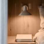 Beżowy metalowy kinkiet do czytania Darci z regulowanym ramieniem - do sypialni