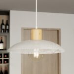 Biała lampa wisząca Kobe metalowy klosz i drewniany akcent - biel i drewno
