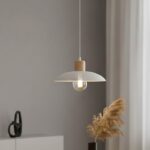 Biała lampa wisząca Kobe metalowy klosz i drewniany akcent - styl skandynawski