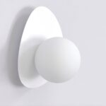 Biały kinkiet ścienny Ovo nad szafkę nocną - minimalistyczny