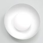 Biały metalowy kinkiet Ozzy do lustra - klosz kula - Emibig