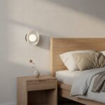 Biały metalowy kinkiet Ozzy do sypialni - klosz kula - Emibig