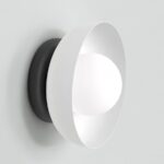 Biały metalowy kinkiet Ozzy do sypialni - klosz kula - elegancki