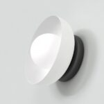 Biały metalowy kinkiet Ozzy do sypialni - klosz kula - okrągły