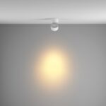 Biały reflektor sufitowy Yin LED - z regulacją kierunku - minimalistyczny