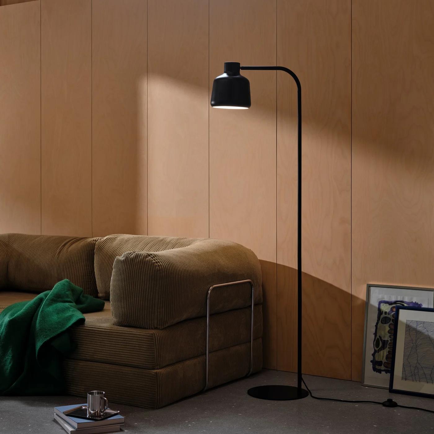 Czarna lampa podłogowa Louella metalowa - z regulowaną głowicą