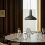 Czarna lampa wisząca Fuji nad okrągły stół - metalowa z drewnianym detalem