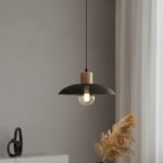 Czarna lampa wisząca Kobe - zestawienie metalu i drewna