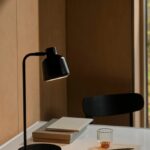 Czarna metalowa lampka na biurko Louella - z regulowaną głowicą