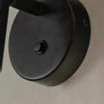 Czarny kinkiecik do sypialni Vico - USB i włącznik