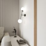 Czarny kinkiet Linear 2 - dwie białe szklane kule