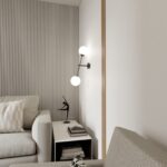 Czarny kinkiet Linear 2 - dwie białe szklane kule - do nowoczesnego salonu