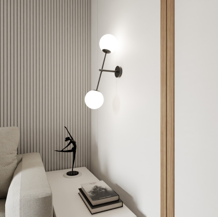 Czarny kinkiet Linear 2 - dwie białe szklane kule