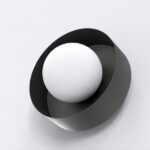 Czarny okrągły kinkiet Lulu do przedpokoju- metalowa oprawa i szklany biały klosz