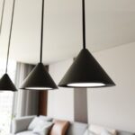 Czarny zwis punktowy Elit nad blat i wyspę kuchenną - mały stożek