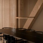 Drewniana lampa wisząca Akeno nad długi stół - naturalna