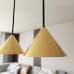 Elegancka lampa wisząca Elit 3 nad wyspę - metalowe klosze w kolorze złota