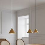 Elegancka lampa wisząca Elit 3 - trzy złote stożkowe klosze